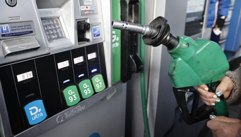 ¡Sube la bencina! ENAP informó este miércoles una nueva alza en el precio de los combustibles