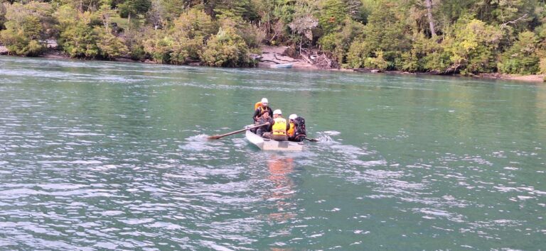 Carabineros del GOPE Aysén junto a familiares rescatan a hermanos extraviados mientras campeaban animales en Lago Verde