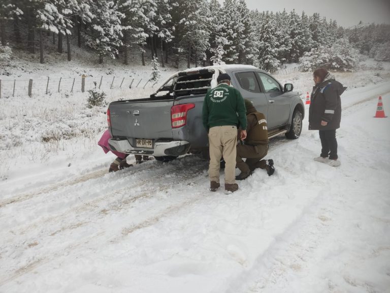 Carabineros presta apoyo a conductores tras nevazón registrada en la región de Aysén